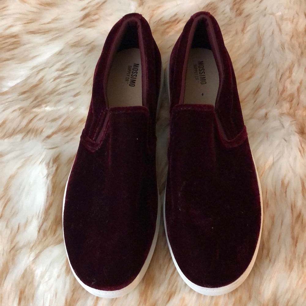 💜 3/$24 Mossimo slip on sneakers burgundy velvet